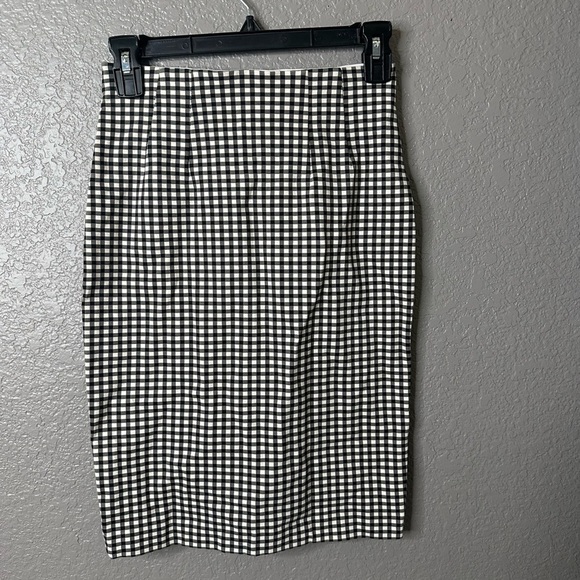 Amanda & Chelsea Dresses & Skirts - Amanda & Chelsea Pencil Skirt pull on XS